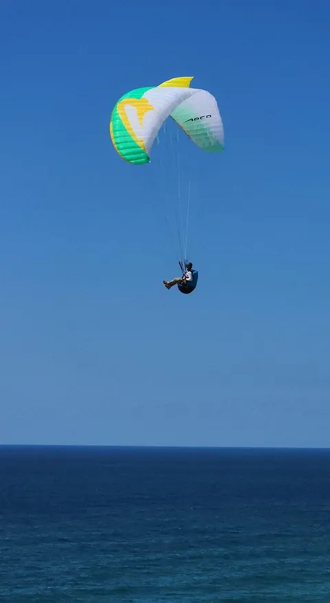 APCO Viva parapente EN-A – haut au-dessus de la mer