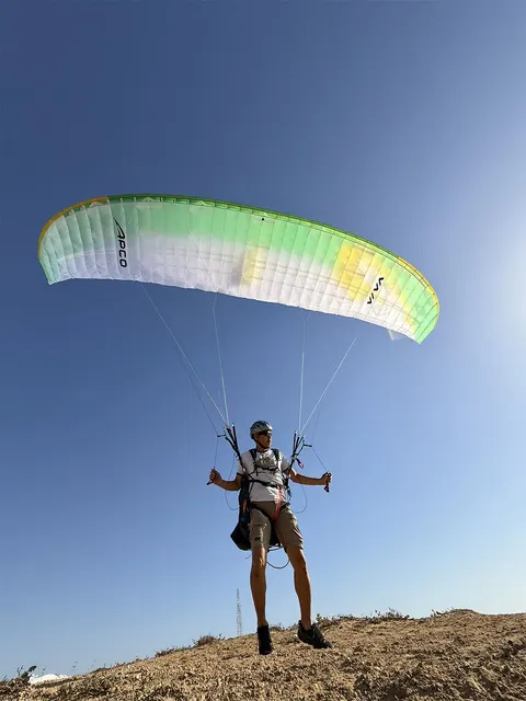 APCO Viva parapente EN-A – pilote au gonflage au décollage