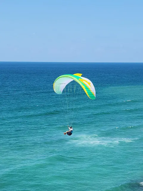 APCO Viva parapente EN-A – vol au-dessus de la mer avec l'horizon